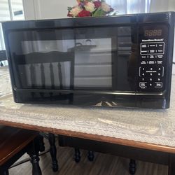 Macrowey y vajillas de platos  son 16 en total todo por 65