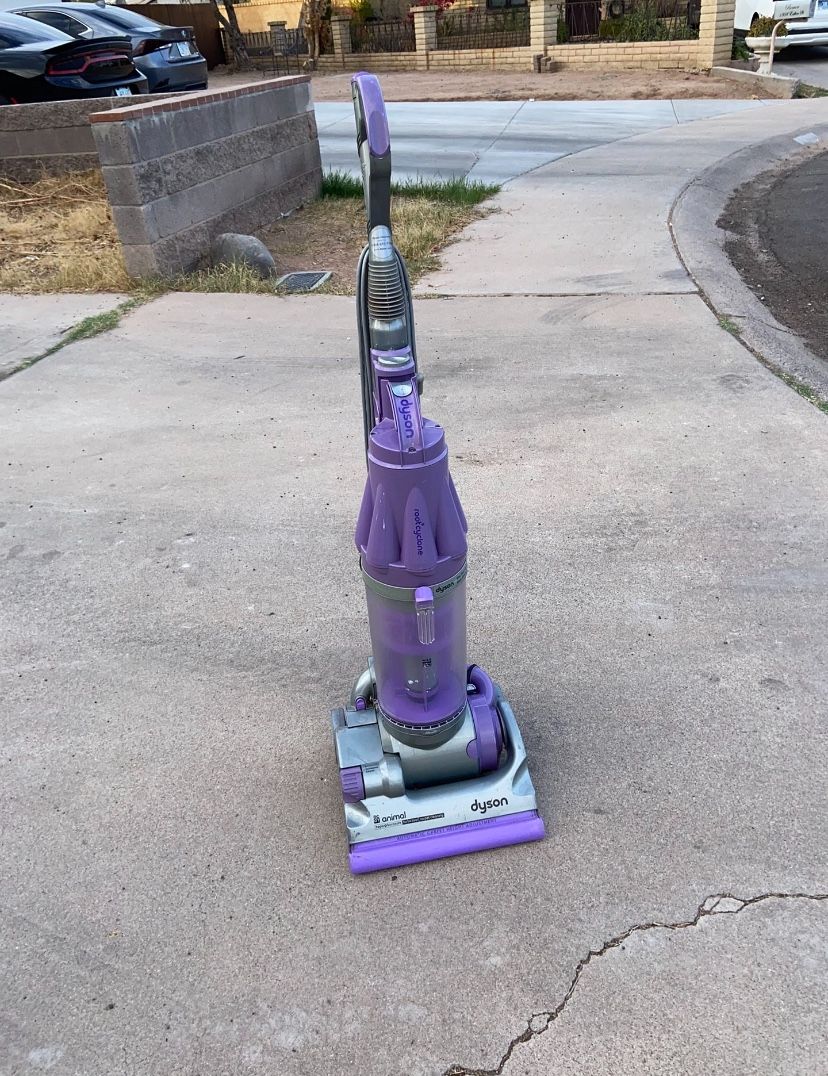 Purple Dyson Vacuum/ Aspiradora Dyson Morada (detalles En Fotos/ Details In Photos) 