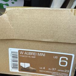 Brand New never worn mini Koolaburra by Ugg