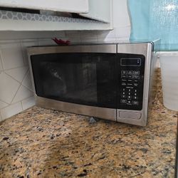 Insignia Microwave