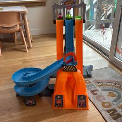 Hot Wheels Race Track & Gas Station