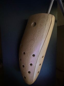 Shoe stretching tool