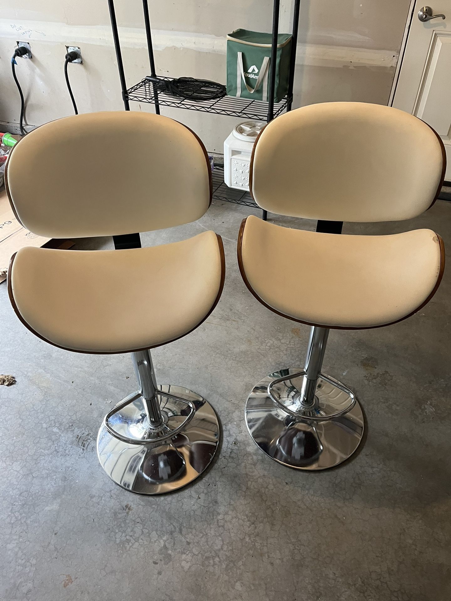2 Bar Stools 