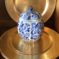 Ming Vase replica 7” high like new
