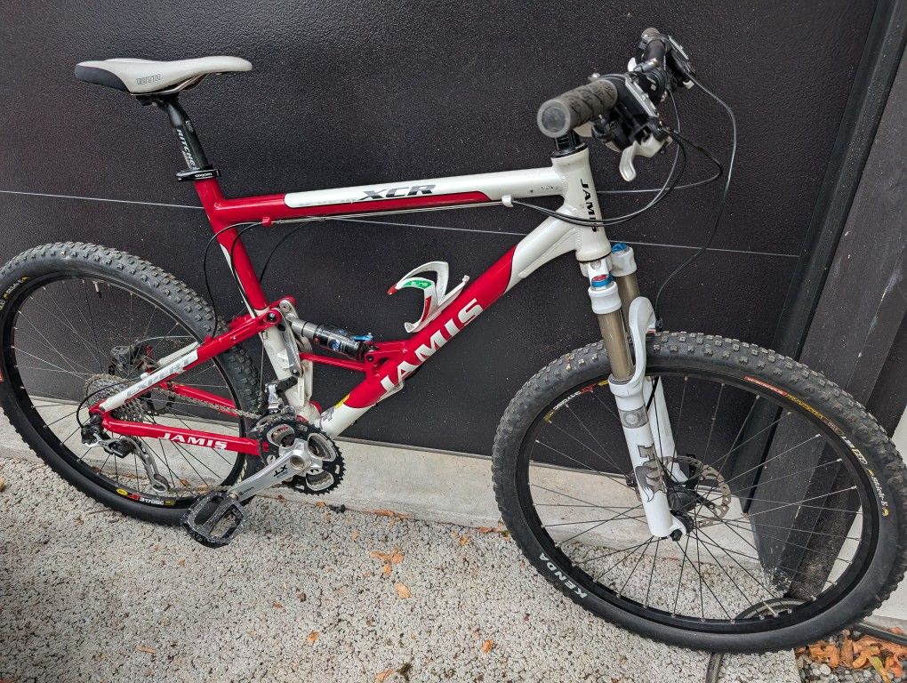 Full Suspension Fox fork, Shimano XT gears, Jamis Dakar XCR mountain bike