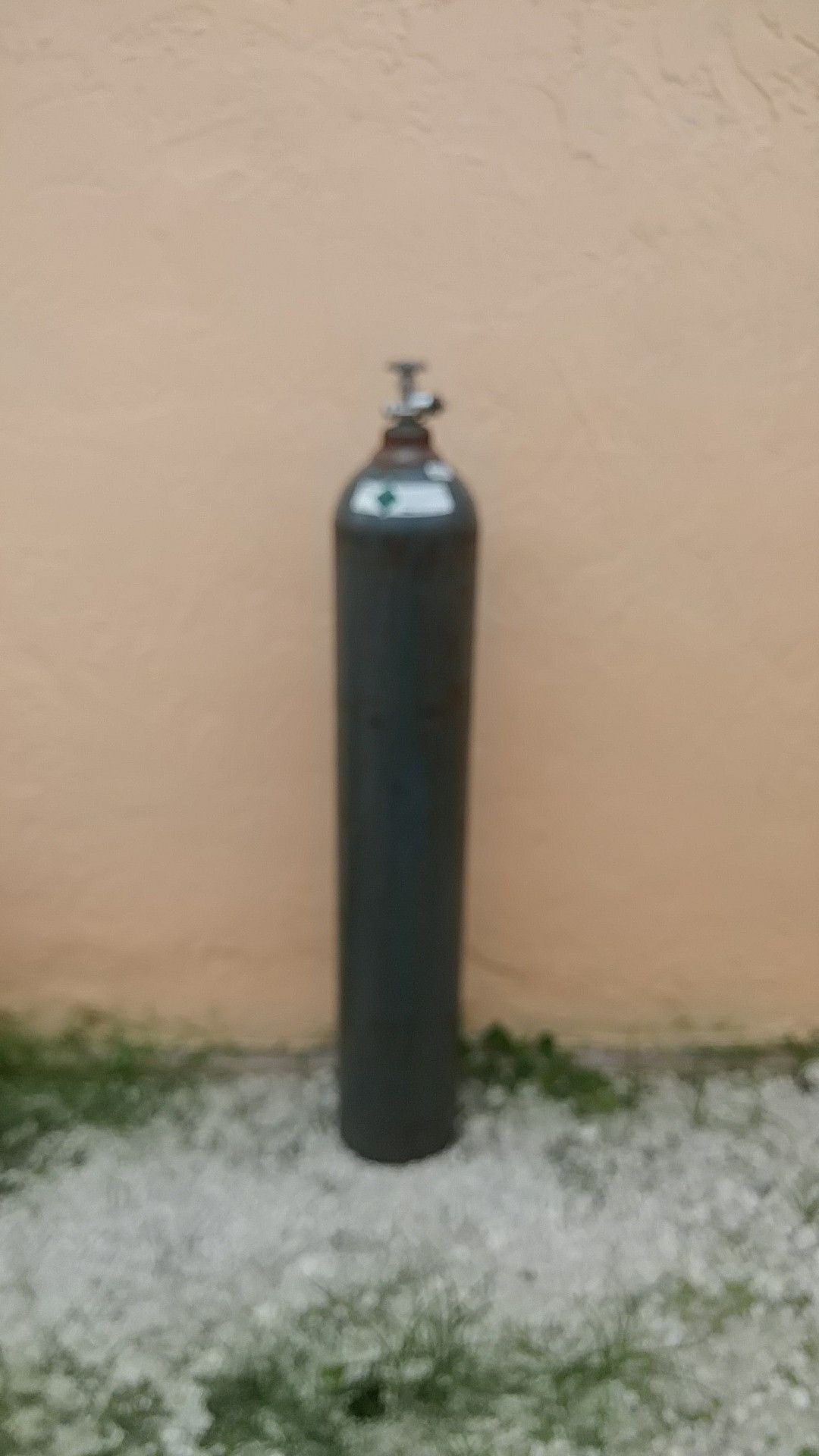 Airgas Hilium cylinder