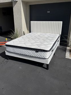 Like New! Queen Size Platform Bed W/Mattress (FREE DELIVERY)