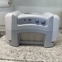 Vornado whole room evaporative humidifier with extra set of wick pads