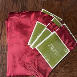 New Classic Tidings Red Holiday 7 Pc Napkin & Tablecloth Set