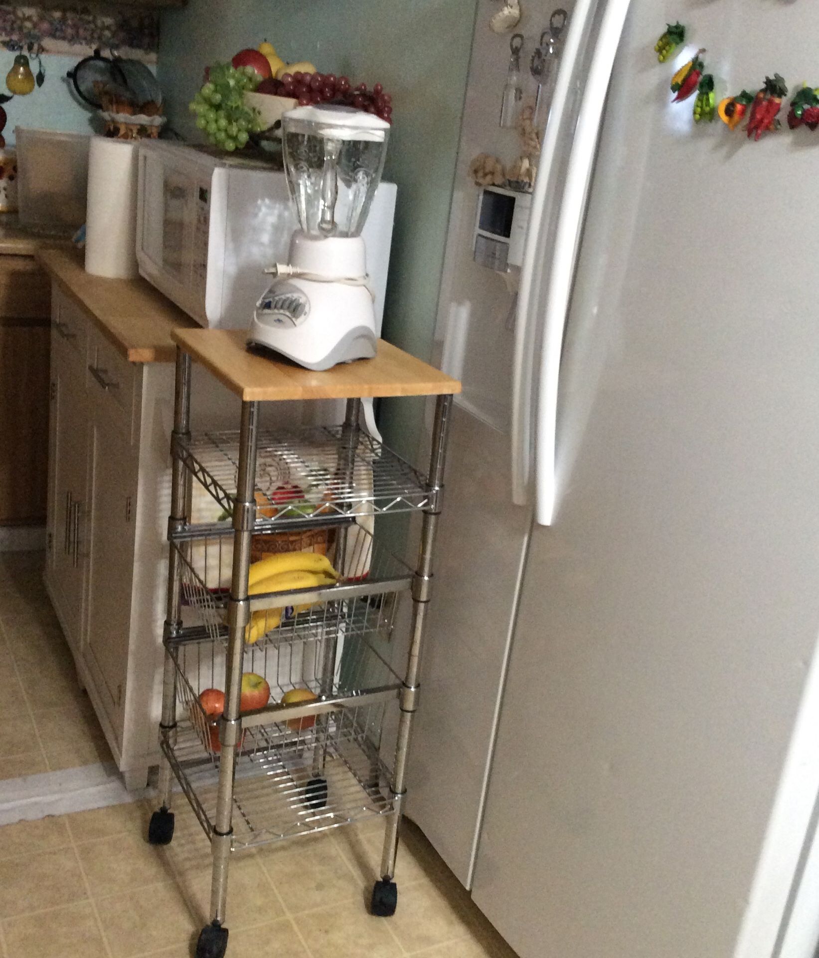 Kitchen rack with fruit baskets