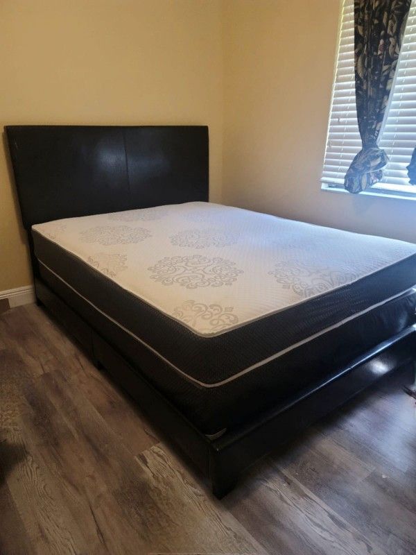 NEW Queen-Size MATTRESS and BOX SPRING. Bed frame not included👍
