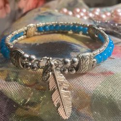 🔥🦋🔥CHIC  BLUE BEADS ON SILVER TONES & DROP FEATHER