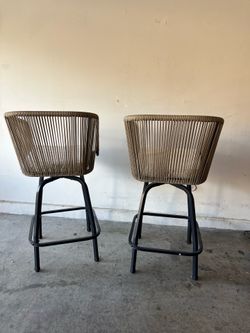 2 BARSTOOLS