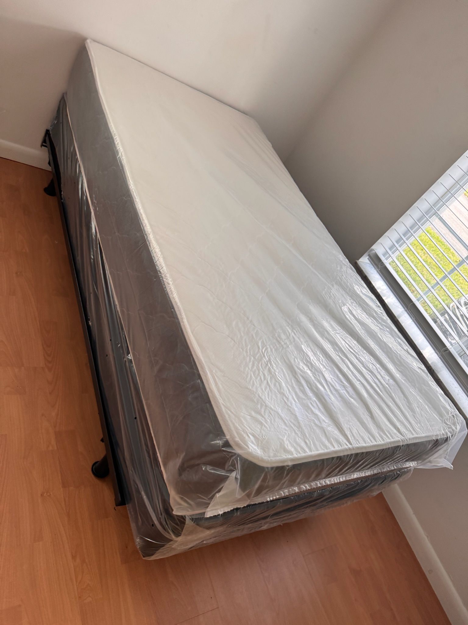 Twin mattress and box spring set (2pc - new) 