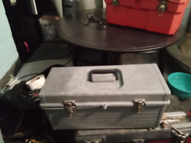 Craftsman toolbox full Of Tools. Look at pics. Read description