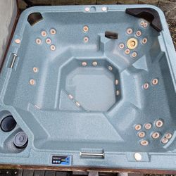 FREE HOT TUB -MUST PICK UP BY THIS THURSDAY