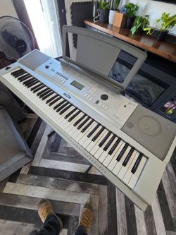 Yamaha DGX 220