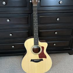Taylor Guitar Perfect Condition!