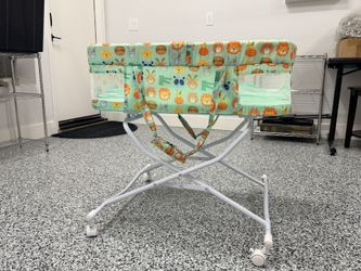 Baby Bassinet w/Wheels 0-12months Mint Condition