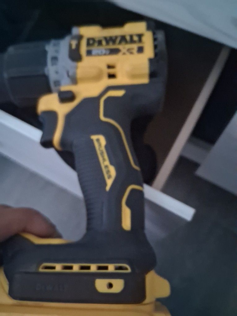 Dewalt 20volt Brushless Cordless Dril With Battery