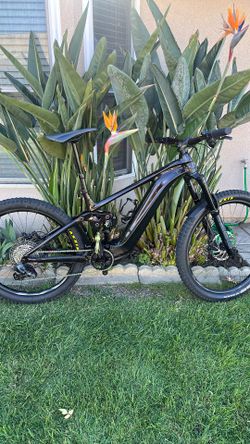 2023 Giant Reign E+ 2, Size Large mullet wheels, with X01 AXS kit upgrade.