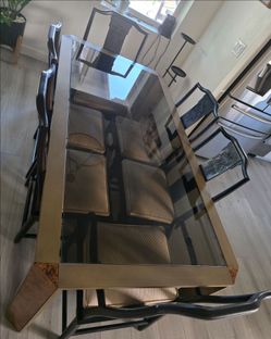 Dinning table (NOT FREE)..