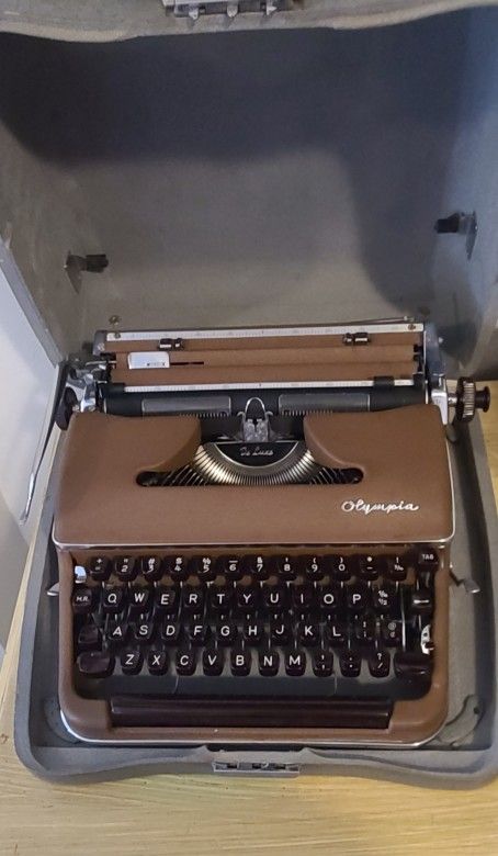 Olimpia Typewriter Vtg