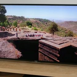 3D Sony flatscreen LCD TV - w/glasses