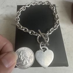 925 Sterling Silver link bracelet w/ heart ❤️ charm , toggle closure, 7.5 in. Marked 925, 28grams , 1 ounce .
