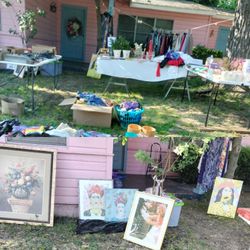 Venta de Garage Sale De 8 am - 5pm ropa,zapatos,decoraciones,herramienta etc diferentes precios different prices