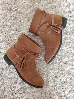 Girls boots size 4Youth