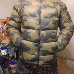 Mountain Hardware mt.eyak packable down jacket . men's medium