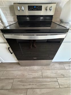 Like New Whirlpool Electric Stove