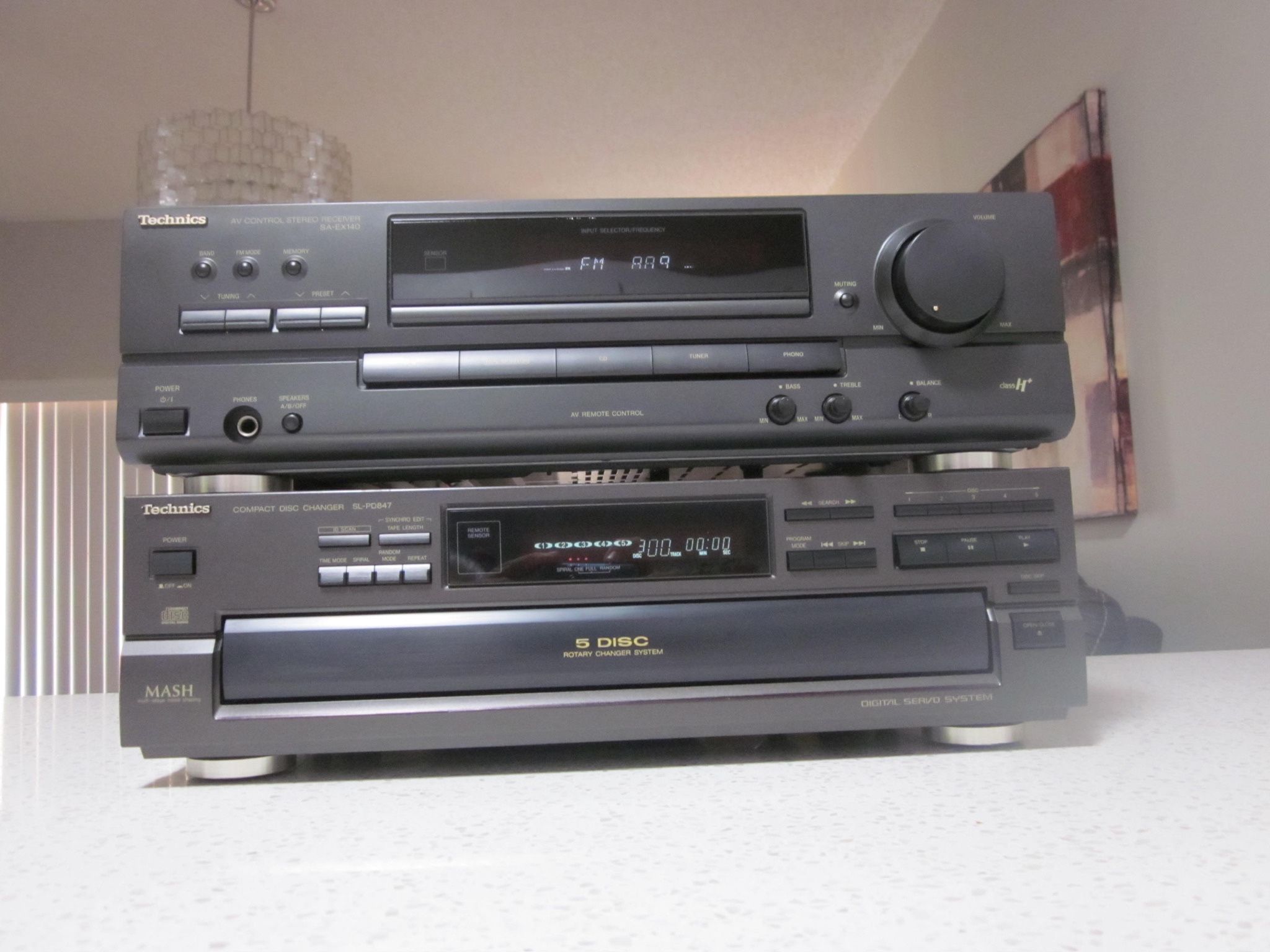 Technics High Power High Quality Stereo Receiver And 5-disc CD Player ( 2 Units And Remote ) . Great Sounding Stereo System In Like New Condition . 