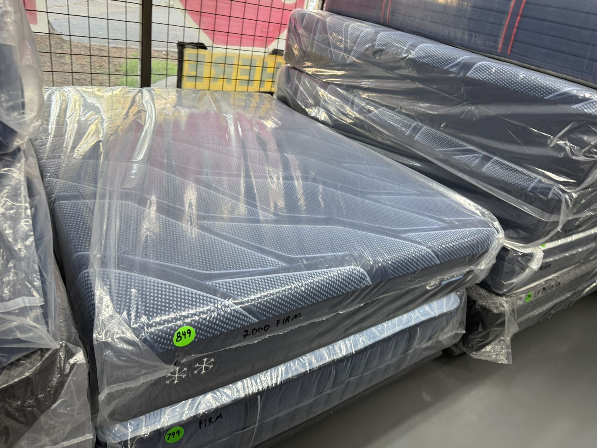 QUEEN SIZE SERTA ISERIES 2000 FIRM MATTRESS & BOX SPRING BED SET