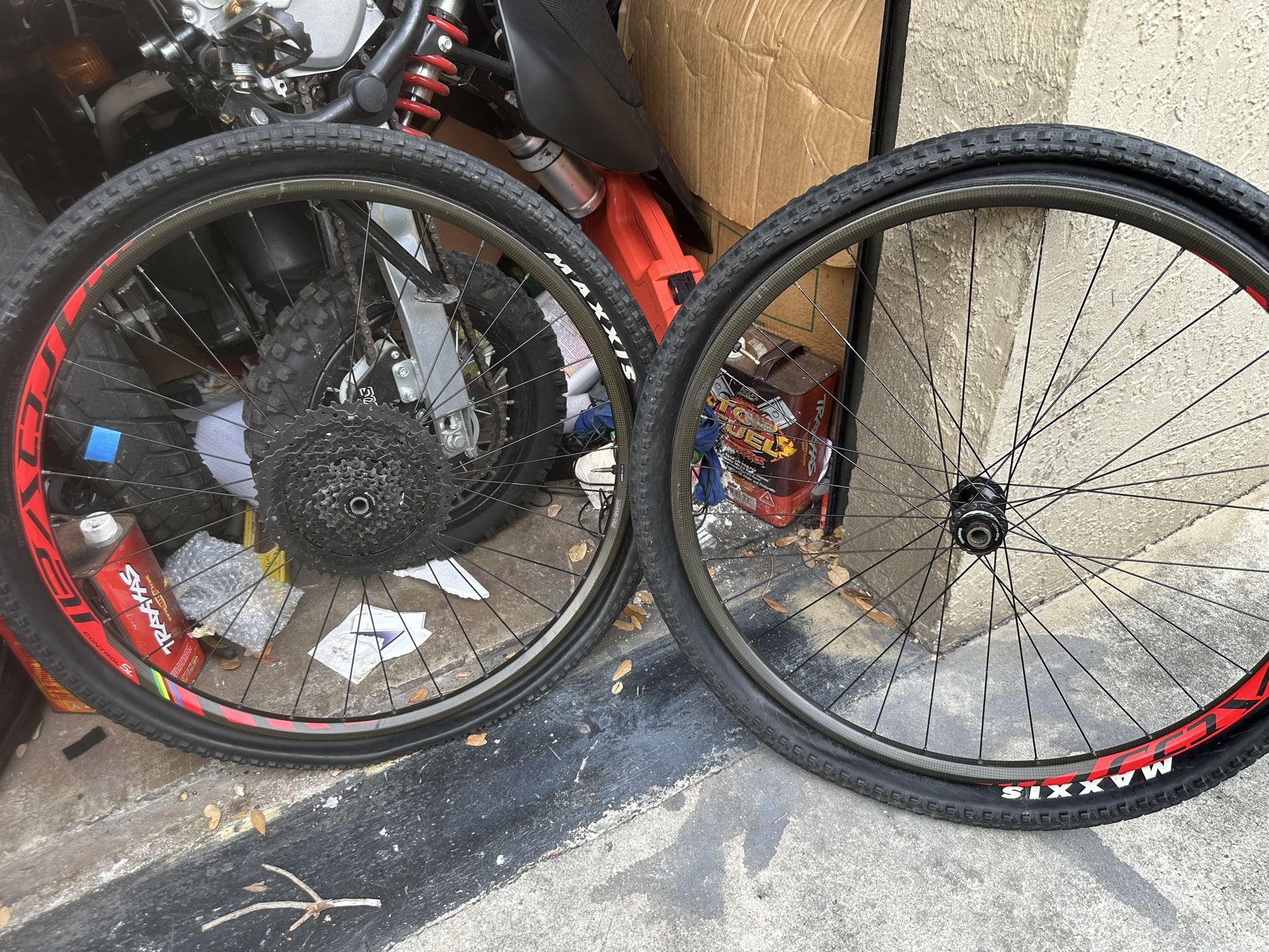 set of 29"carbon fiber roval rims, the rear is broken.