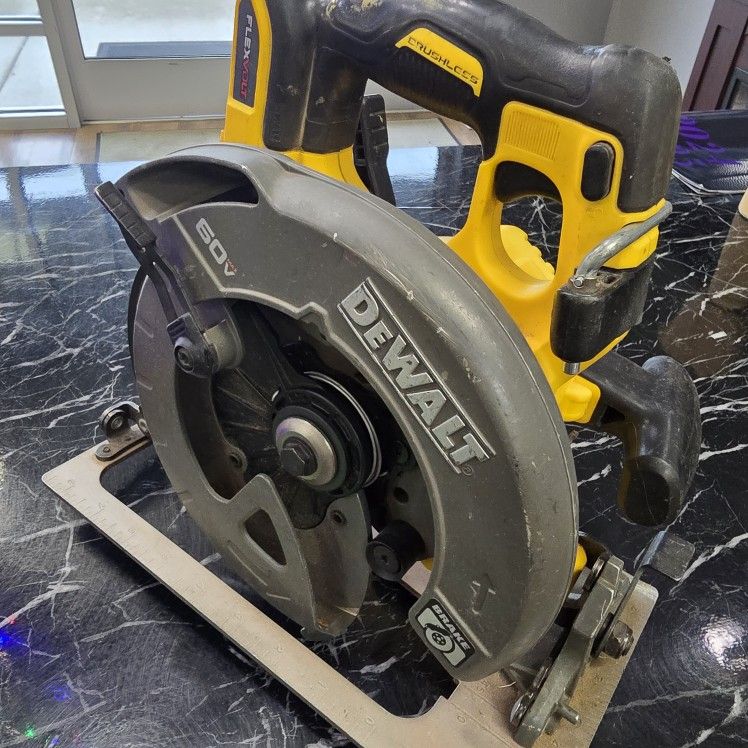 Dewalt FLEXVOLT 60V MAX Cordless Brushless 7-1/4 in. Circular Saw with Brake (Tool Only)