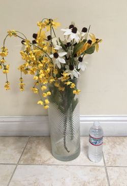 Glass flower vase with flowers