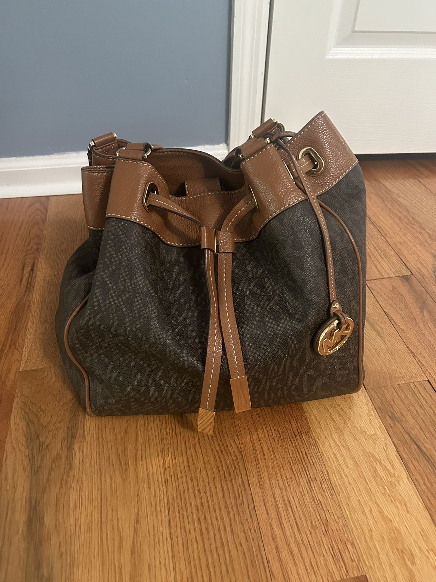 Micheal Kors Vintage leather bucket bag