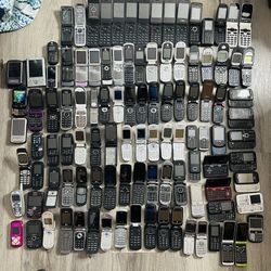 Large lot of retro and button phones / Lot of flip phones