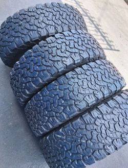 Vendo un set de llantas 245/70r17 BFGOODRICH con 80% de vida las 4