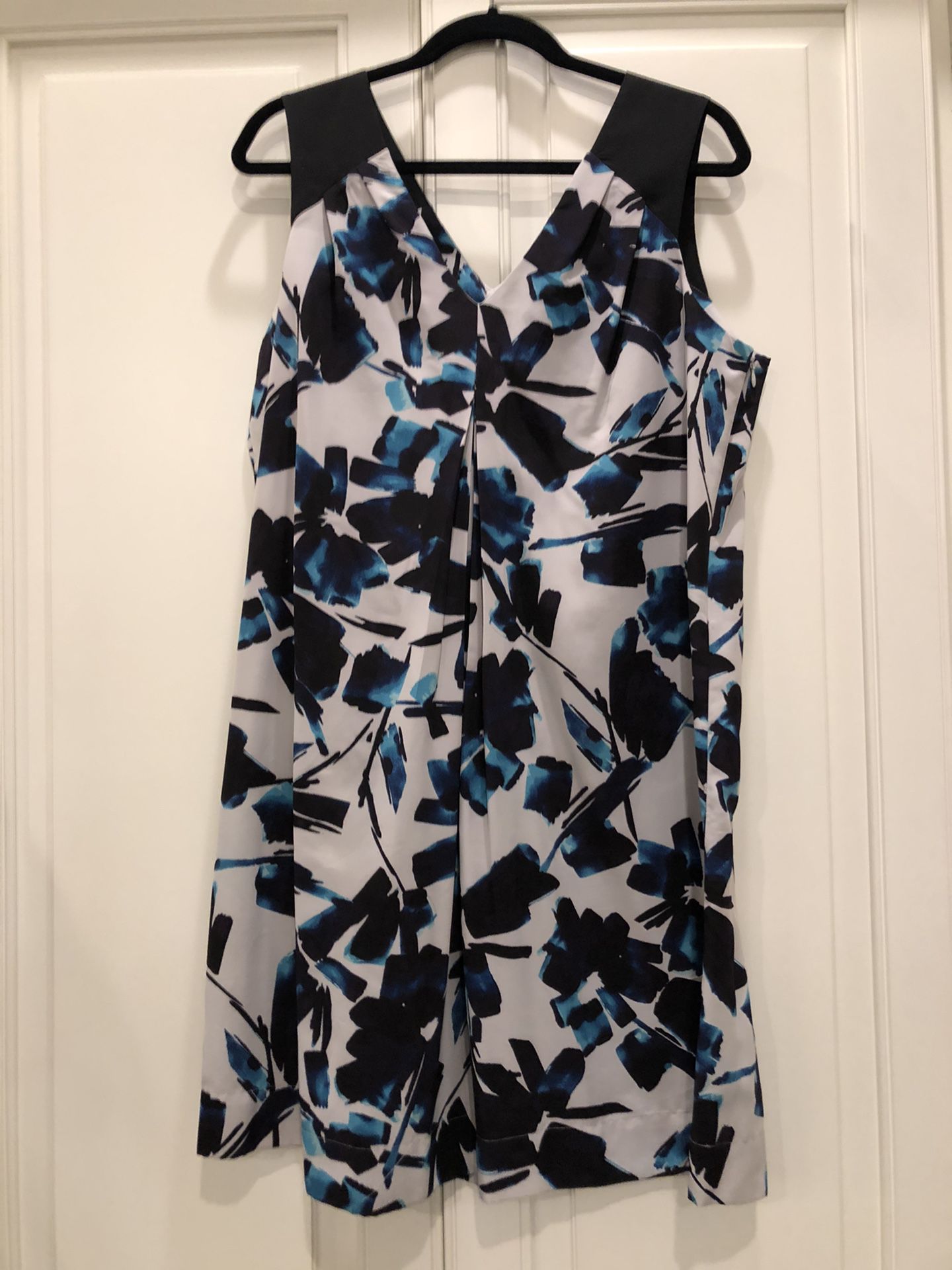Floral Women’s Dress Size 16. Would be cute w/ leggings and cardigan. Venmo to hold located in Murray 