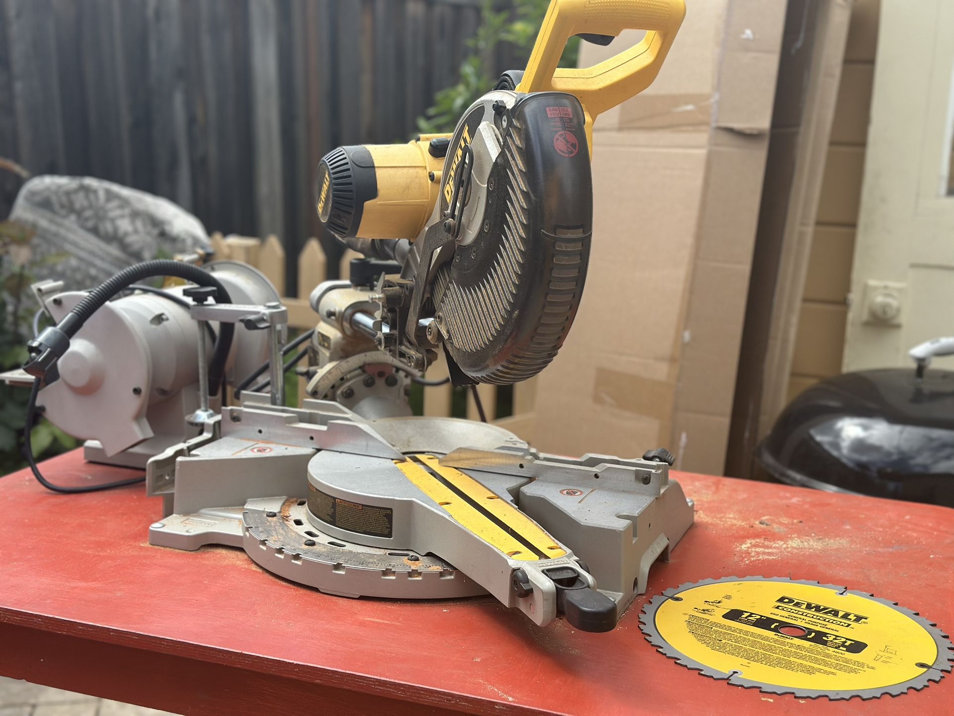 Miter Saw W/ Bench Grinder /Sierras ingletadoras OBO