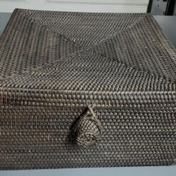 Basket with Closing Lid