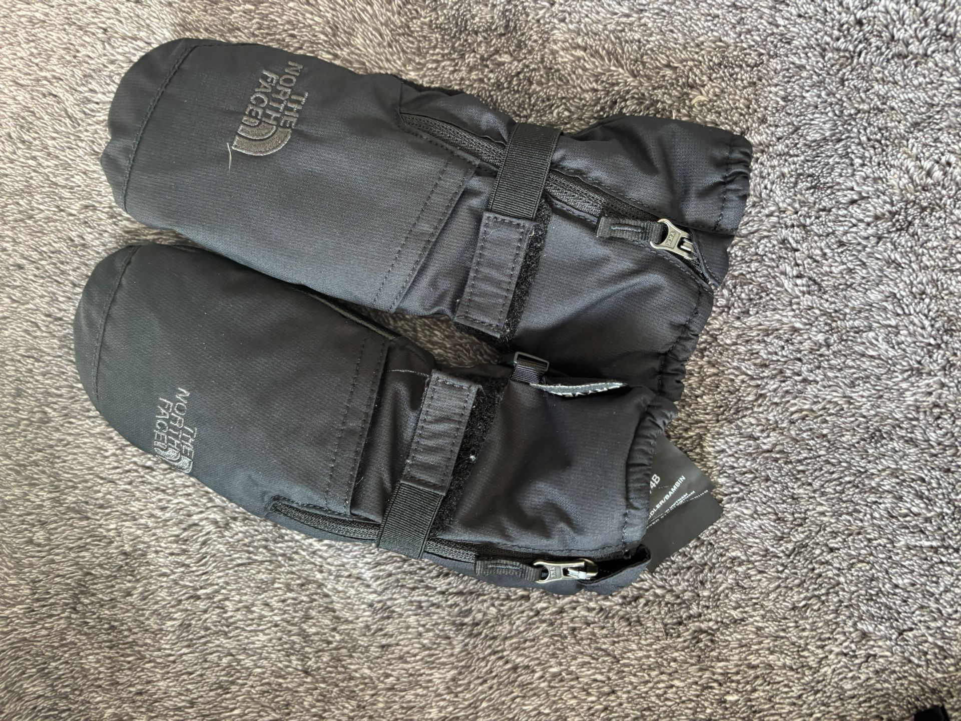 4t kids Northface snow gloves like new condition . $6 pickup Bushard Yorktown Hb 