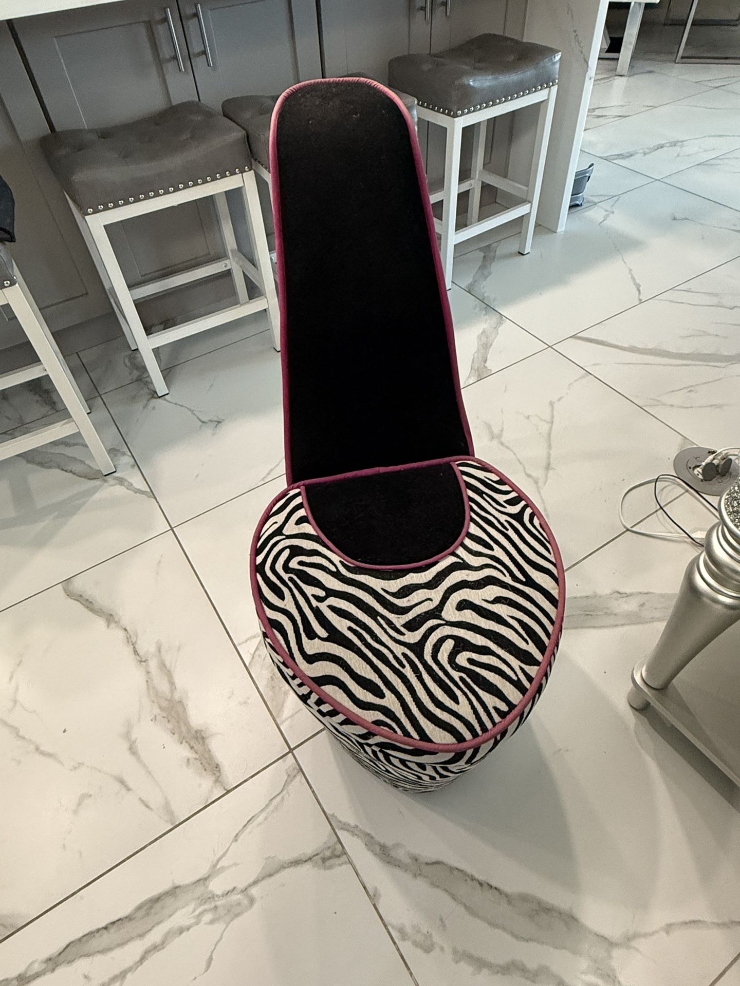 HIGH HEEL CHAIR