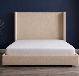 Beige boucle bed / cama beige