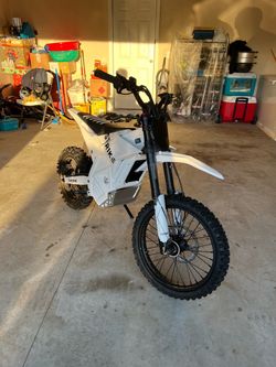 Throne Strike Shadow 60V (White)