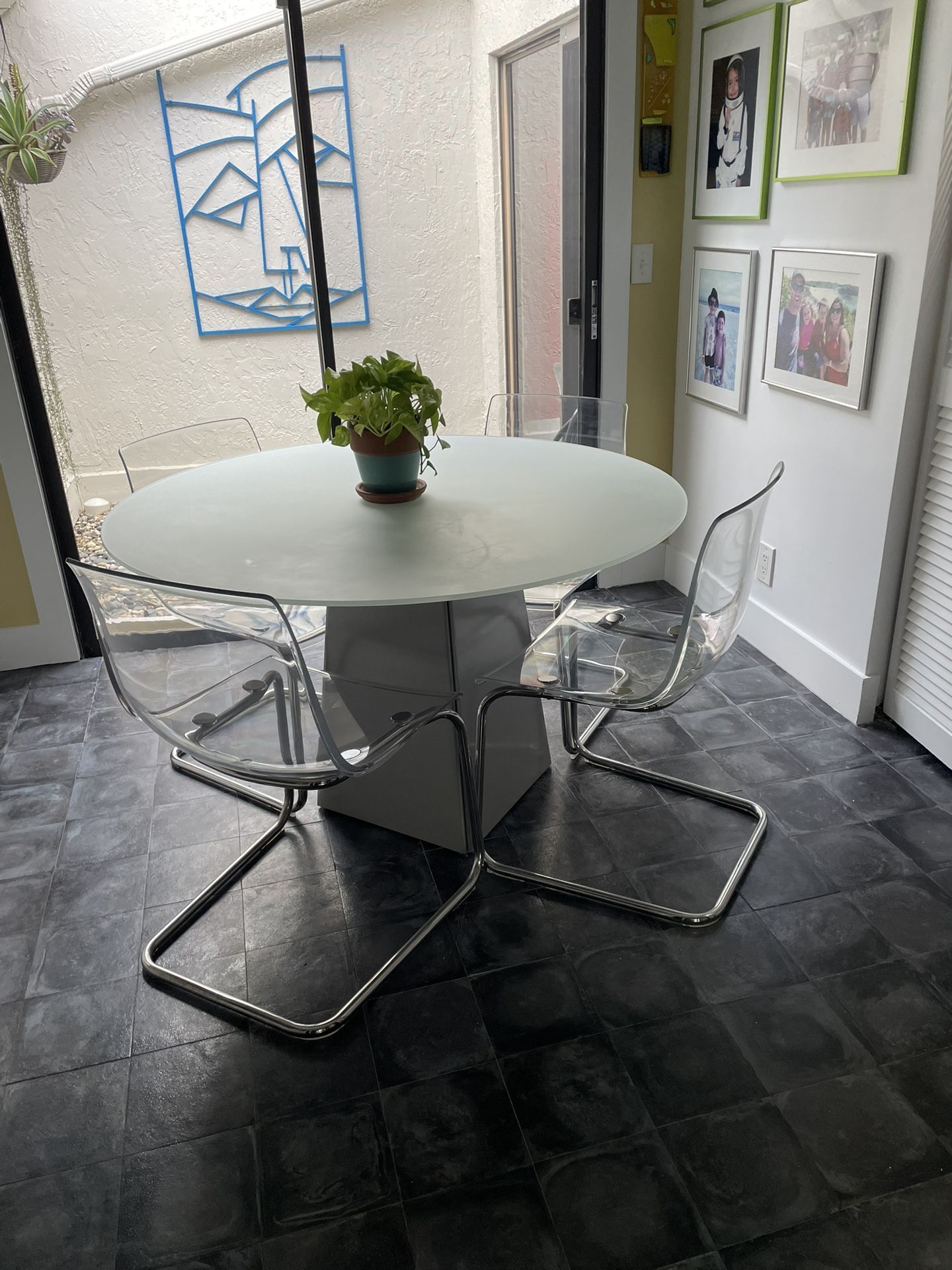 kitchen table and 4 chairs