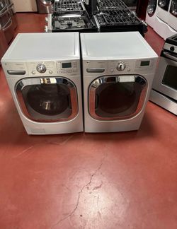 Set of washer machine LG and gas dryer. In perfect conditions and works perfectly. Washer machine capacity of 4.5 and dryer capacity 7.4. Deliver to y